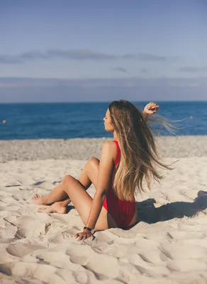 Девушка спиной у берега моря со шлёпками в руке — Картинки и аватары