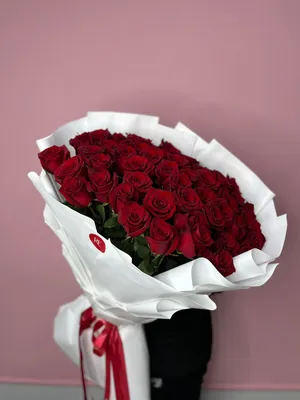 Букет Алые розы» с гипсофилами и розами - купить в Красногорске за 4 590 руб