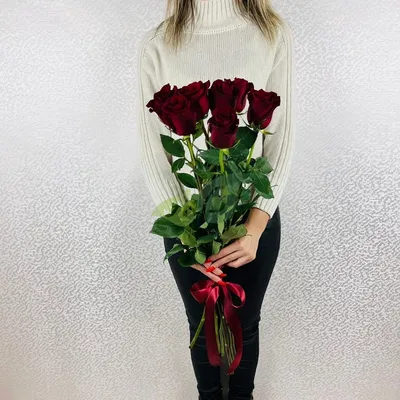 Шикарный букет алых роз купить в Краснодаре с доставкой
