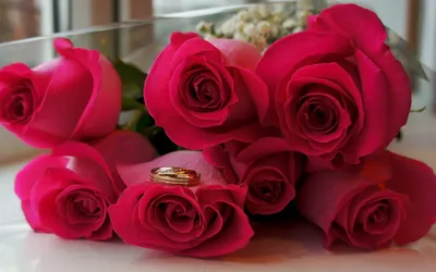 Букет красных роз и золотое обручальное кольцо | Премиум Фото