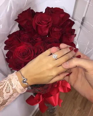 Букет красных роз с обручальным кольцом. Невеста с обручальным кольцом и  букетом цветов Стоковое Фото - изображение насчитывающей счастливо,  влюбленность: 174657024