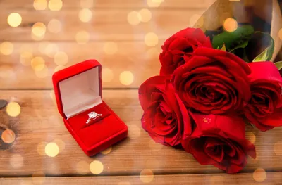 Красивый парень в костюме держа букет роз и кольца в коробке Стоковое Фото  - изображение насчитывающей бутика, диамант: 155519252
