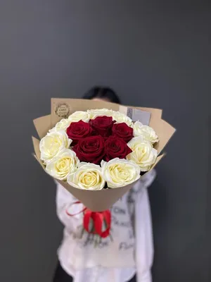 Большой букет роз в руках - 80 фото