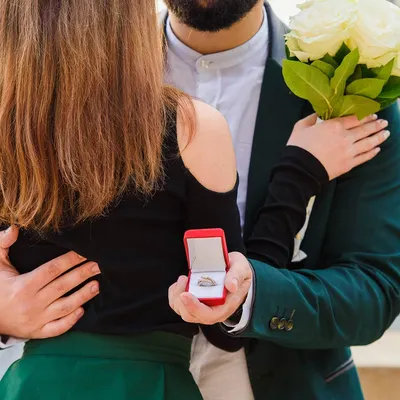 Коробки с красивыми розами и обручальное кольцо на столе в комнате.  Празднование Дня святого Валентина :: Стоковая фотография :: Pixel-Shot  Studio