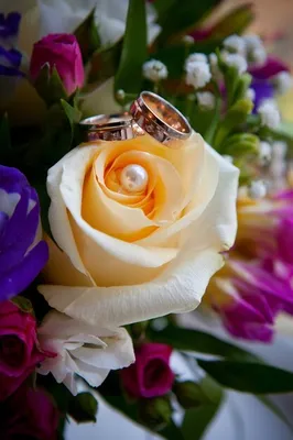 Золотые обручальные кольца на букет цветов для невесты | Премиум Фото