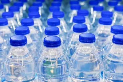 Почему у питьевой воды в бутылках есть срок годности?