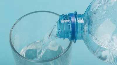 Как пластик влияет на здоровье – почему нельзя пить из пластиковых бутылок  | OBOZ.UA