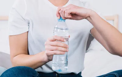 Врач Русакова: вода в пластиковых бутылках может привести к раку
