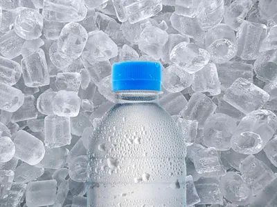 COMFY - #Лайфхак: как быстро охладить бутылку с водой. Ну или не с водой,  дело ваше :) В холодильнике бутылка воды, в зависимости от объема, будет  охлаждаться от 45 минут до 2