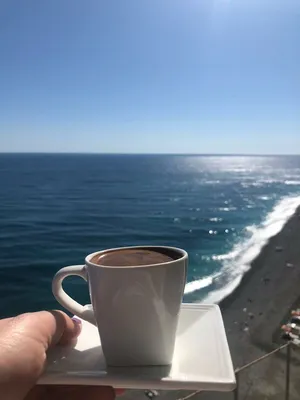 Чашка кофе на берегу моря в лучах…» — создано в Шедевруме
