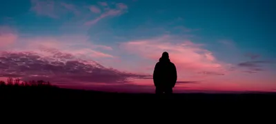 Силуэт человека на фоне заката · Бесплатные стоковые фото