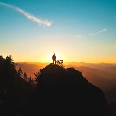 Силуэт человека на закате Элемент проектирования Стоковое Фото -  изображение насчитывающей аэробика, рай: 149655112
