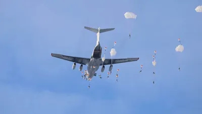 Десантники выполнили ночные прыжки с парашютом