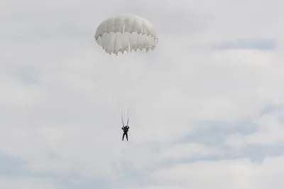 Военный парашютист на фоне темного неба стоковое фото ©dogi78 10634837