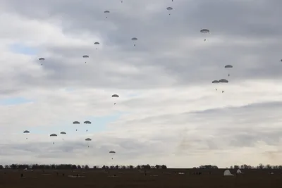 Парашютисты-десантники и военный вертолет в небе. Стоковое Изображение -  изображение насчитывающей летчика, отрезок: 174158109