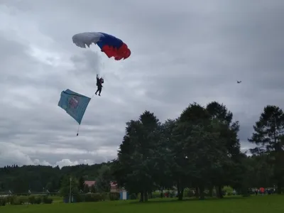 Прыжок С Парашютом. Счастливый Десантник Спускается С Парашютом В Небе.  Понятие Спортивной Деятельности, Отдыха На Природе В Воздухе. Клипарты,  SVG, векторы, и Набор Иллюстраций Без Оплаты Отчислений. Image 109879357