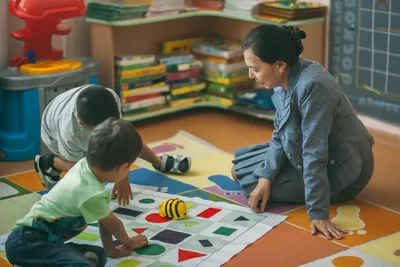 Маленькие дети в детском саду занимаются творчеством. Иллюстрация Stock |  Adobe Stock