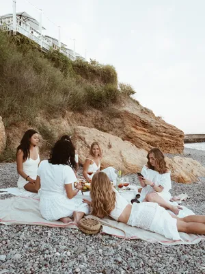 Пикник у моря | Friend photoshoot, Photoshoot, Womens retreat