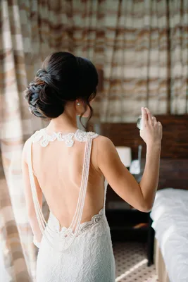 образ невесты, платье невесты, брюнетка в свадебном платье со спины,  кружевное свадебное платье, свадебные платья - The-wedding.ru