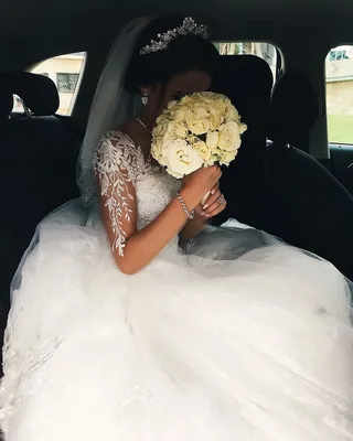 Девушка в свадебном платье со спины - 65 фото