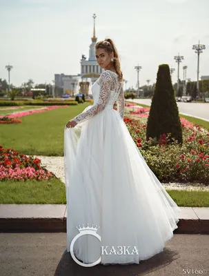 Брюнетка в свадебном платье - 31 фото