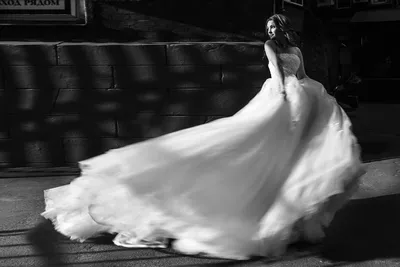 Женщина в белом свадебном платье | Премиум Фото