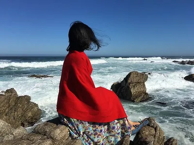 Женщина с короткими волосами стоит на пляже | Премиум Фото