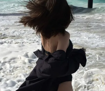 милая женщина в клетке с рыжими волосами на пляже на закате Фото Фон И  картинка для бесплатной загрузки - Pngtree