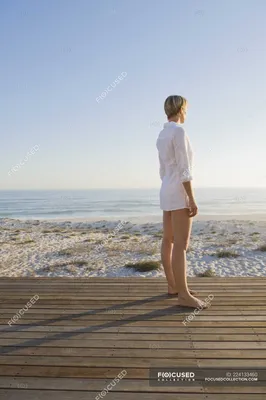 Девушка с короткой стрижкой морем Стоковое Изображение - изображение  насчитывающей женщина, напольно: 112483591