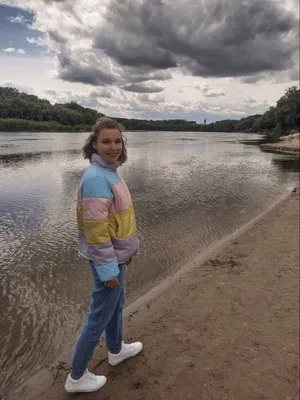 грустная девушка на берегу реки Фото Фон И картинка для бесплатной загрузки  - Pngtree