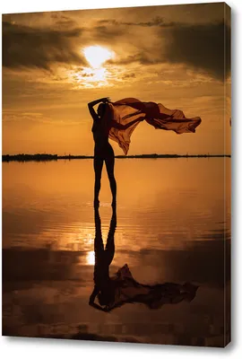 девушка на закате смотрит на море с высоты. Стоковое Изображение -  изображение насчитывающей красивейшее, платье: 236093473