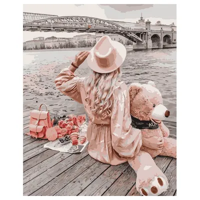 Молодая красивая девушка в красном платье с усмехаться большой игрушки  плюшевого медвежонка мягкой счастливый и играть на серой п Стоковое Фото -  изображение насчитывающей немного, красивейшее: 87498792