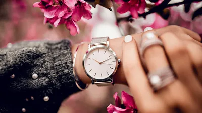 На какой руке носят часы девушки: правила стиля