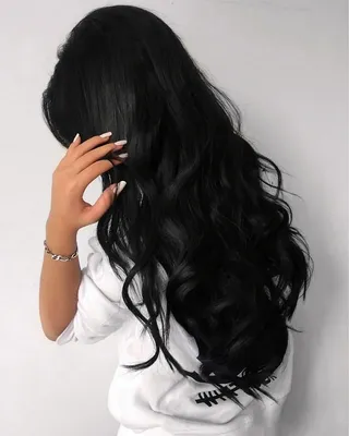 Фото Красивая девушка с распущенными черными волосами, которые прикрывают  половину лица