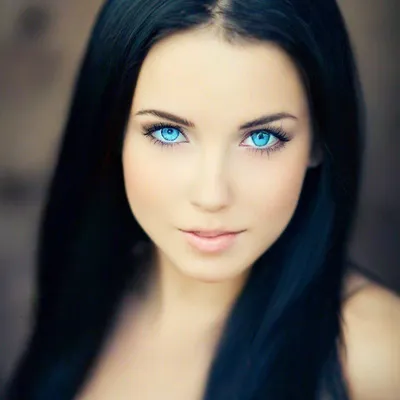 Красивая женщина с черными волосами и голубыми глазами | Премиум Фото