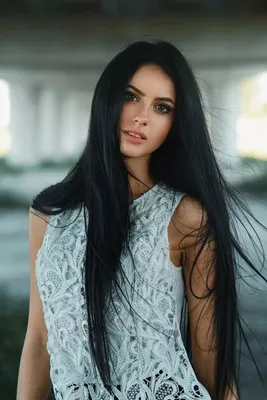 Красивая сторона ` S женщины с длинными темными волосами Стоковое Фото -  изображение насчитывающей бобра, длиной: 109361990
