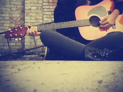 Фото девушек с гитарой без лица 76 фото