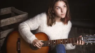 Растяжку богини продемонстрировала девушка с гитарой в Воронеже