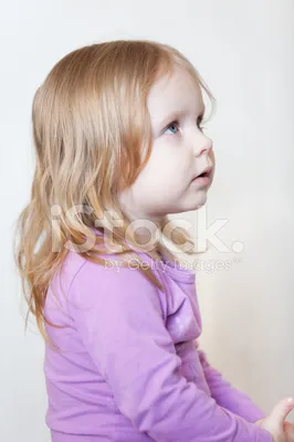 Портрет девушки с роскошными волнистыми светлыми волосами и голубыми глазами  в желтом платок, глядя в камеру. Осенью одежду. Стоковое Фото - изображение  насчитывающей игры, пуща: 194497992