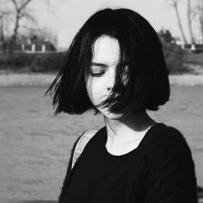 Красивая девушка с короткими черными волосами гуляет в осеннем парке. Черный  короткий парик. Stock Photo | Adobe Stock