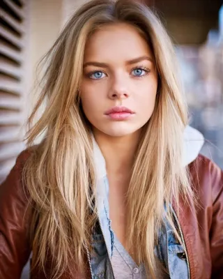 Красивая девушка с русыми волосами …» — создано в Шедевруме