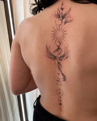 Девушка с татуировками на спине позирует для фотографа – 08.01.2020 -  tatufoto.com - tatufoto.com