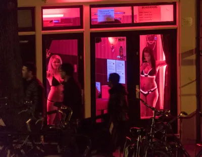 Просто посмотреть» на девушек не получится: Астердам закрывает квартал красных  фонарей - «ФАКТЫ»