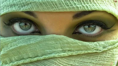 Красивые девушки с зелеными глазами - фото