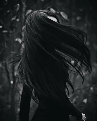 Женщина с длинными темными волосами …» — создано в Шедевруме