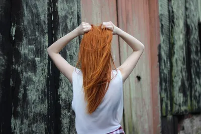 спина худой женщины на закате у моря. девушка с рыжими волосами стоит на  берегу океана на рассвете. отпуск и Стоковое Фото - изображение  насчитывающей пригодность, напольно: 222969928