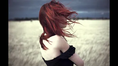 женщина с рыжими волосами стоит на улице города, девочка подросток мило  оглядывается назад, Hd фотография фото, губа фон картинки и Фото для  бесплатной загрузки