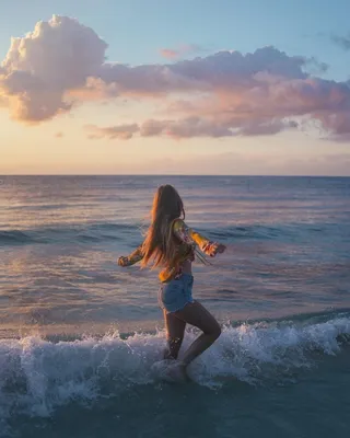 Девушка у моря со спины - 61 фото