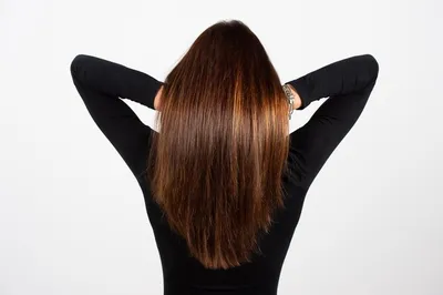 Вид сзади на женщину с длинными черными волосами | Премиум Фото