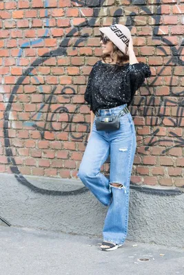 Уличный стиль знаменитости: беременная Эмили Ратажковски в кроп-топе и  джинсах с заниженной талией